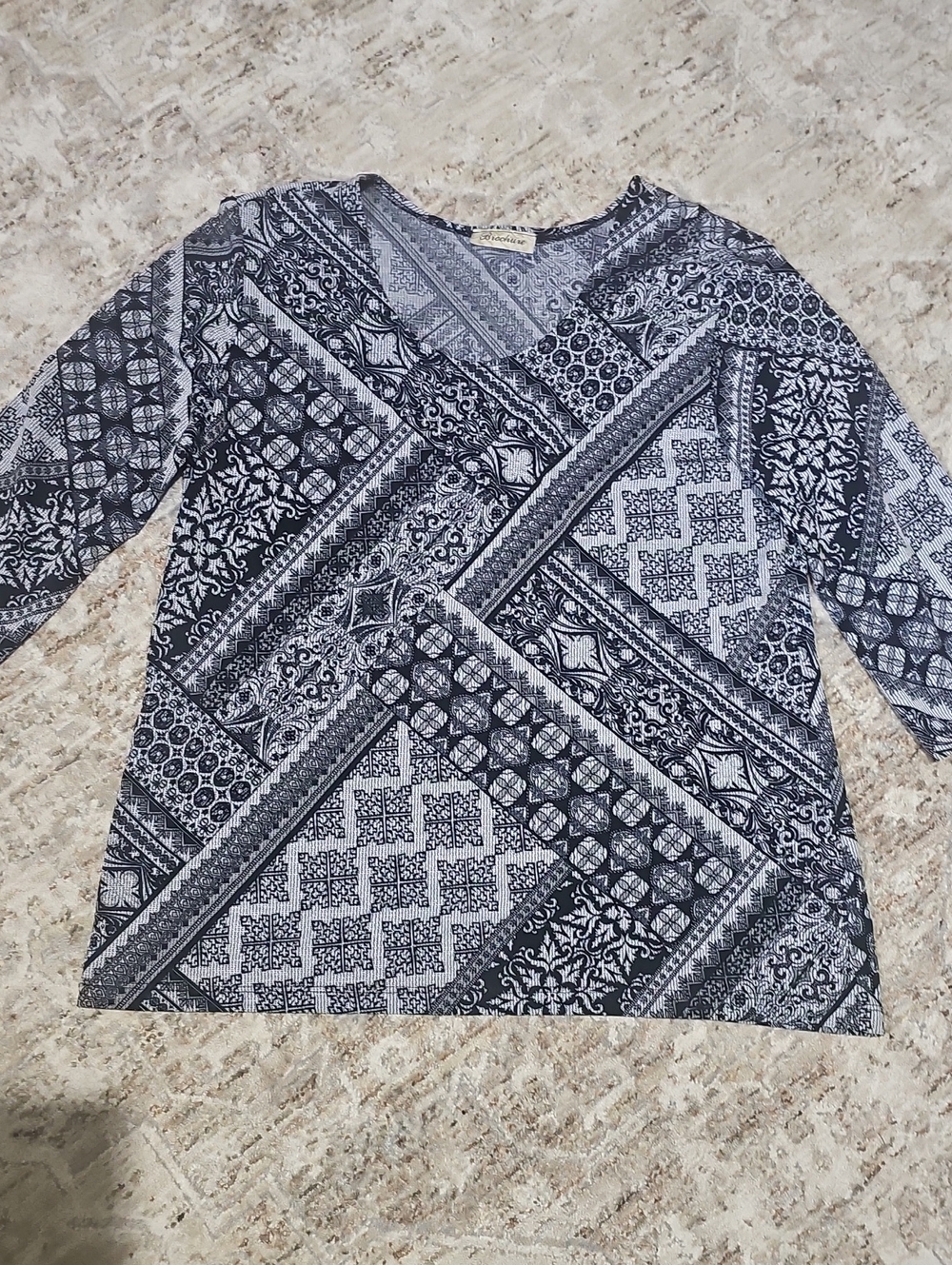 Brochure Size Large Black & White Patterned 3/4 Sleeve Stretch Top